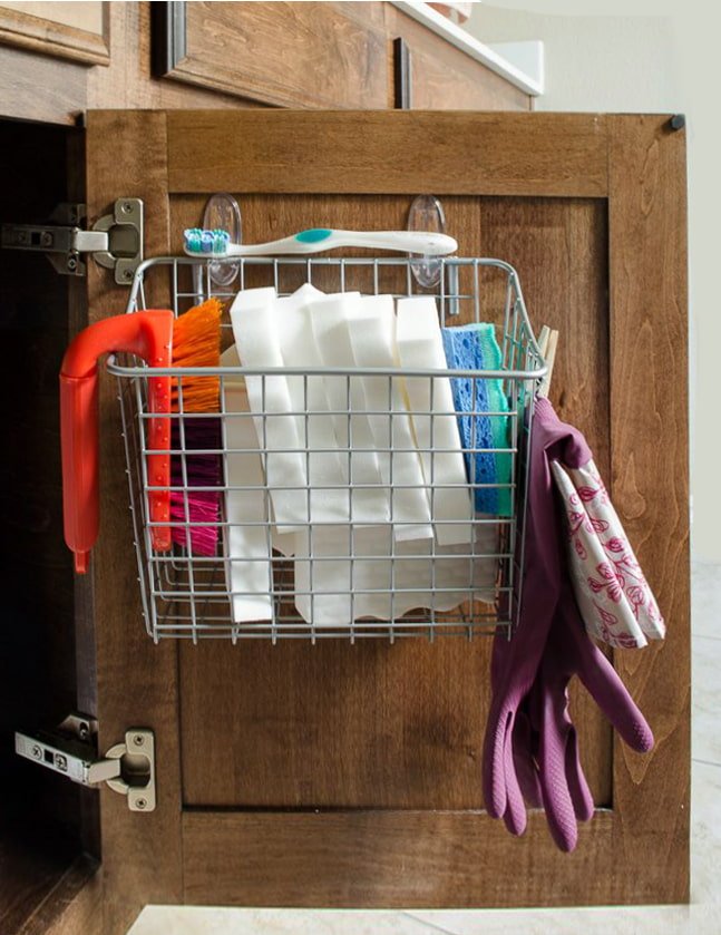 Panier en maille sur la porte