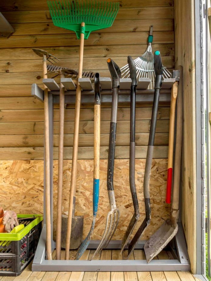 Rack pour outils de jardin