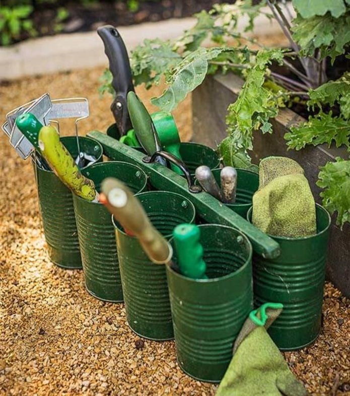 Outils dans des bocaux