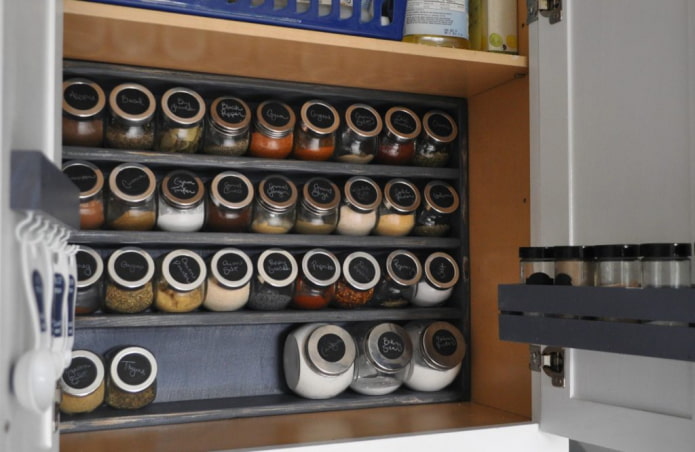 Rangement des bocaux dans l'armoire