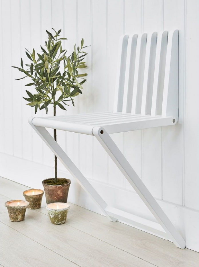 Chaise pliante dans le couloir