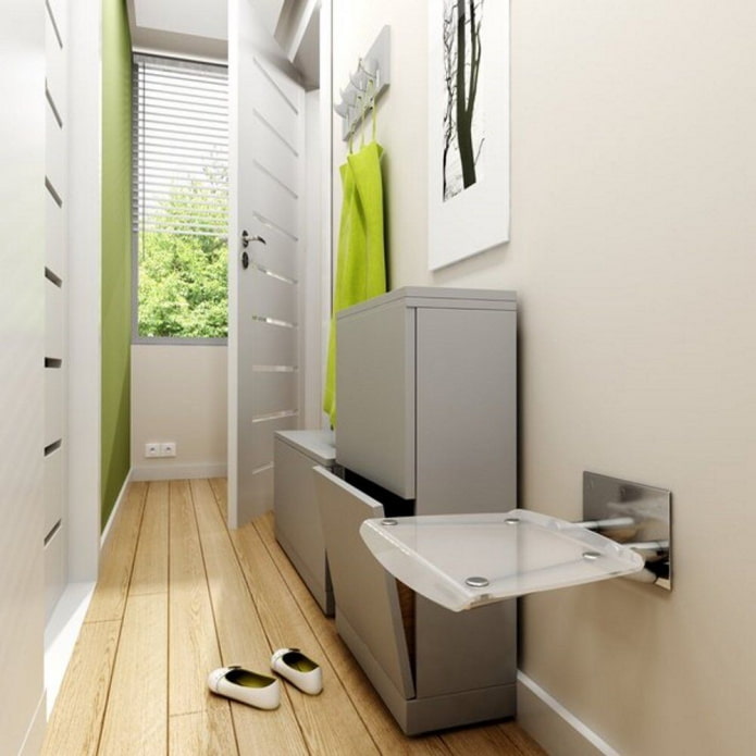 Chaise pliante dans le couloir