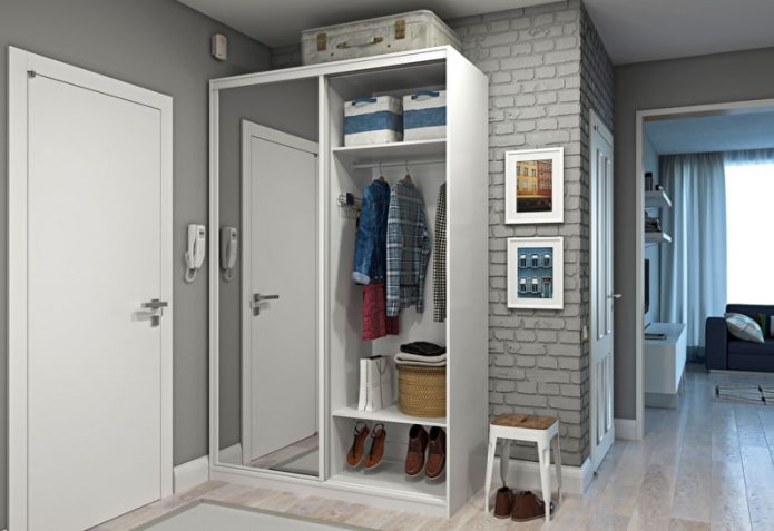 Armoire à miroir dans le couloir