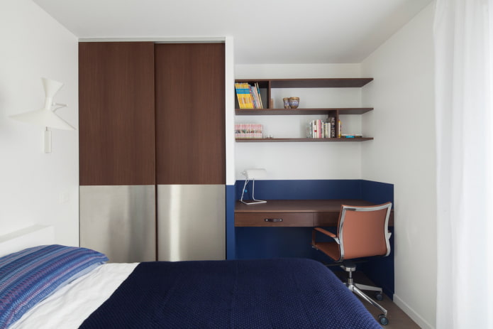Penderie et espace de travail dans la chambre
