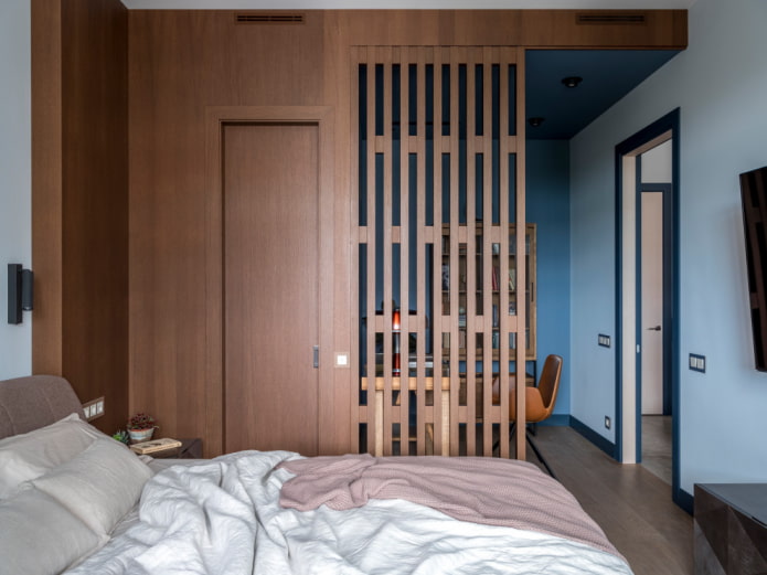 Armoire et bureau dans la chambre