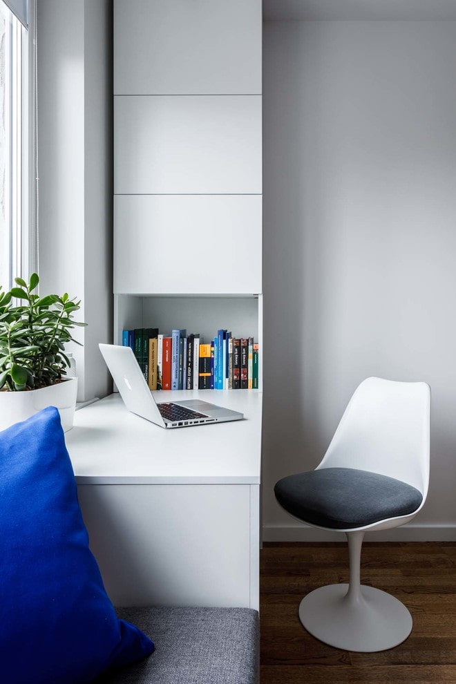 Espace de travail avec étagères