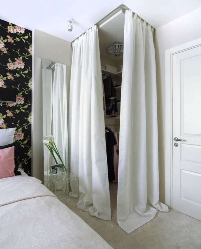 Armoire derrière les rideaux