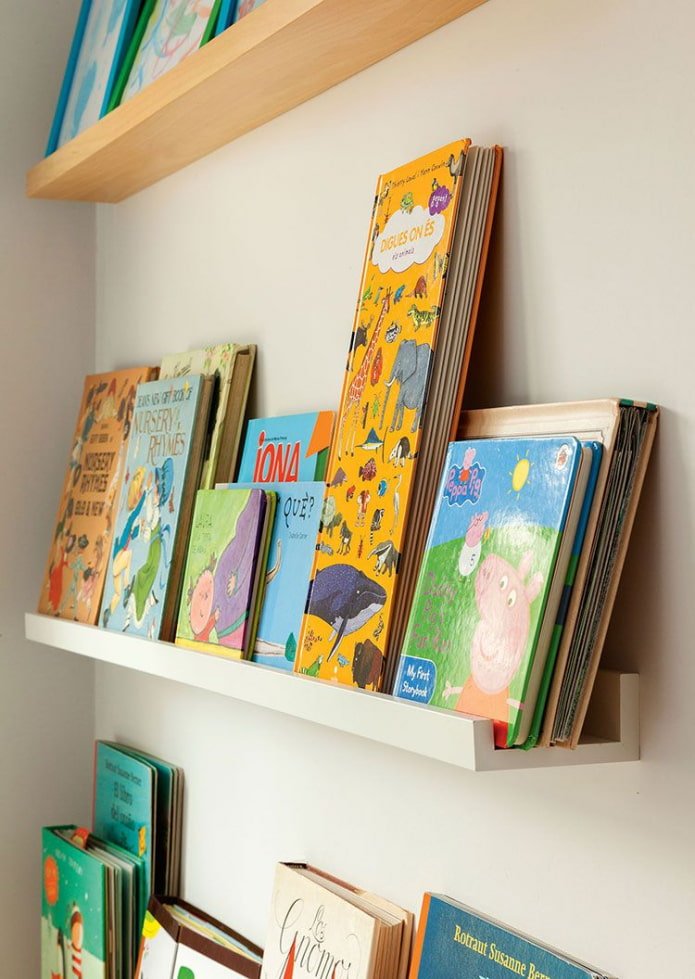 Rangement des livres dans la chambre de bébé