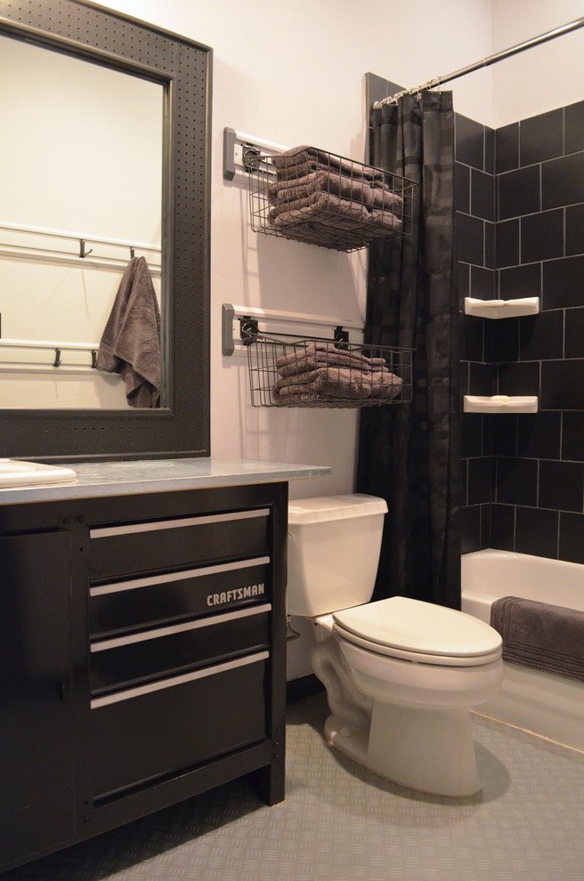 Paniers sous les toilettes
