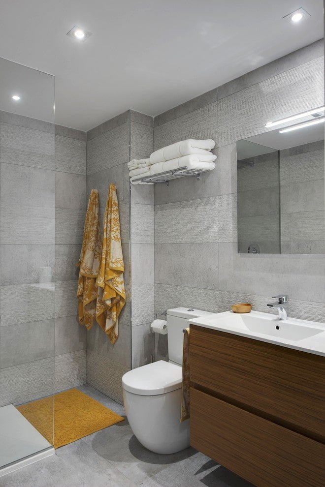 Étagère au-dessus des toilettes