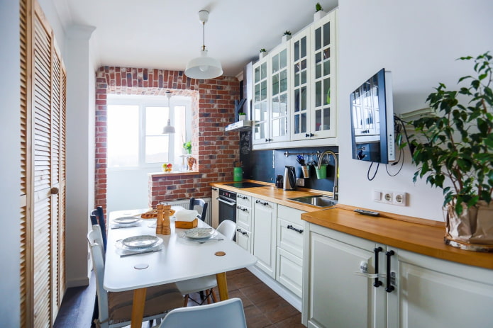 Ouverture finie avec de la brique dans l'intérieur de la cuisine