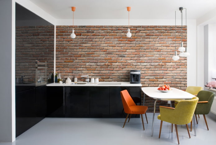 Mur de briques d'accentuation dans la cuisine