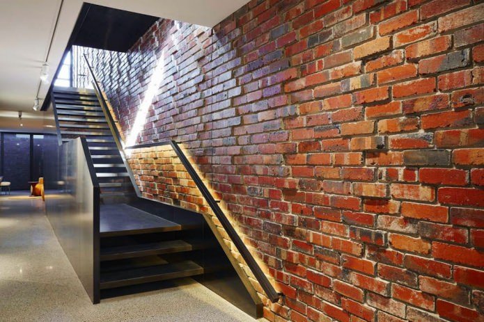 mur en briques près des escaliers