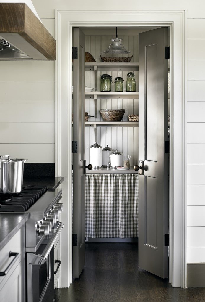 garde-manger dans la cuisine