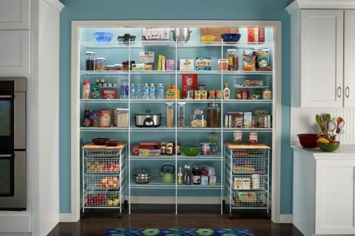 espace de rangement dans une niche à l'intérieur