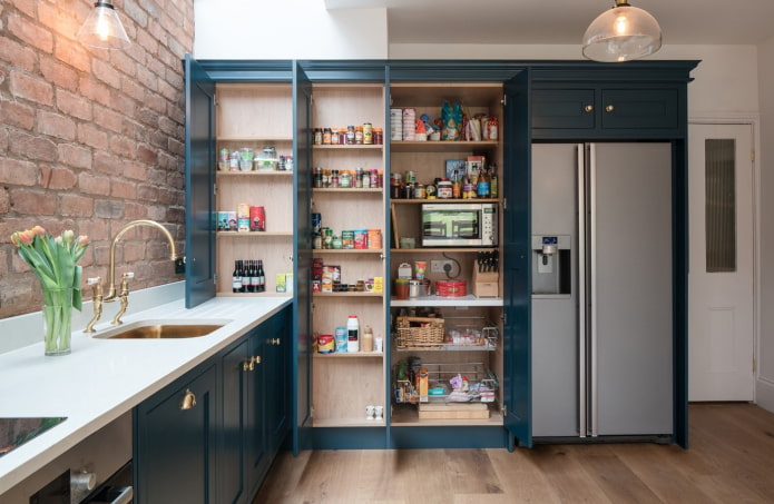 garde-manger dans la cuisine