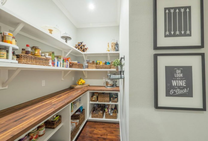 espace de rangement dans une niche à l'intérieur