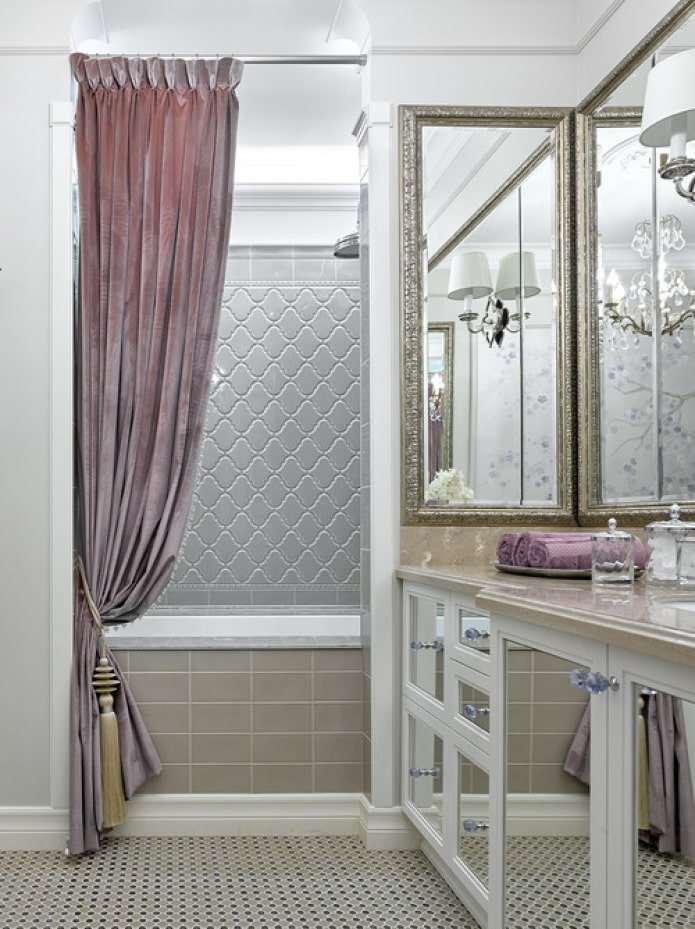 miroirs dans la salle de bain
