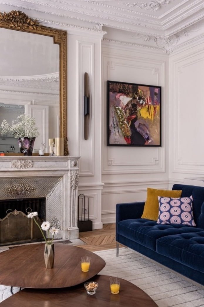 salon lumineux avec cheminée