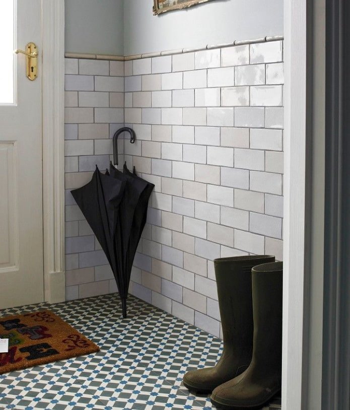 revêtement en carreaux de clinker dans le couloir