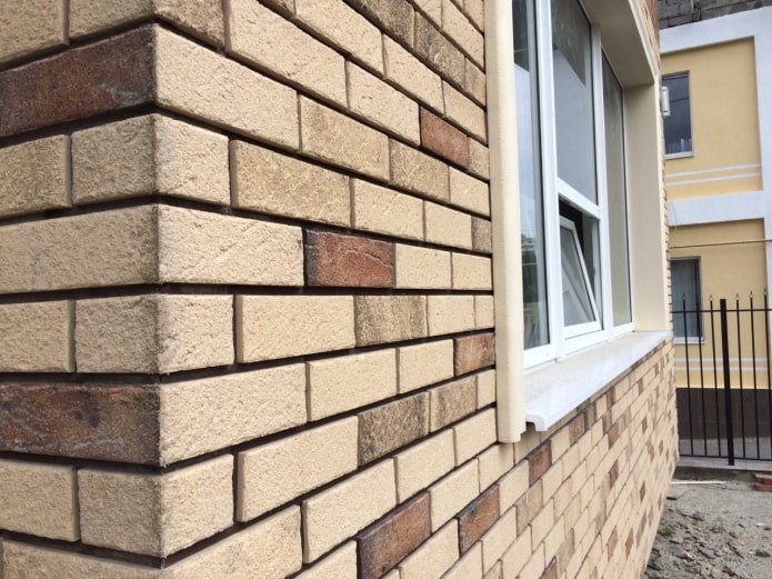 façade de maison avec revêtement de tuiles de clinker