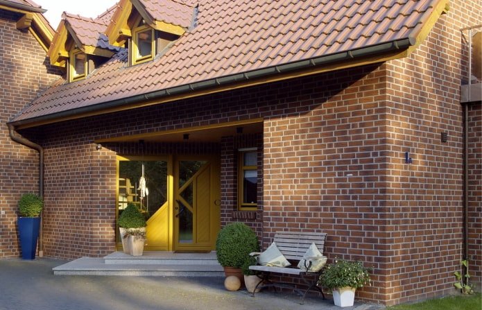 façade de maison avec revêtement de tuiles de clinker