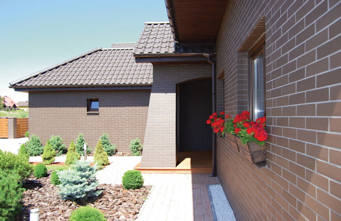 Façade de maison avec revêtement en tuiles de clinker