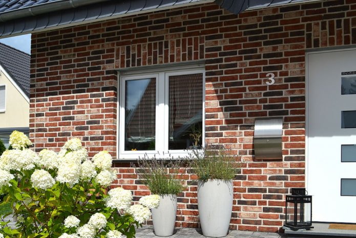 Façade de maison avec revêtement en tuiles de clinker