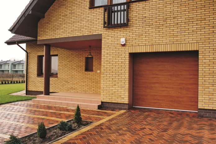 Façade de maison avec revêtement en tuiles de clinker