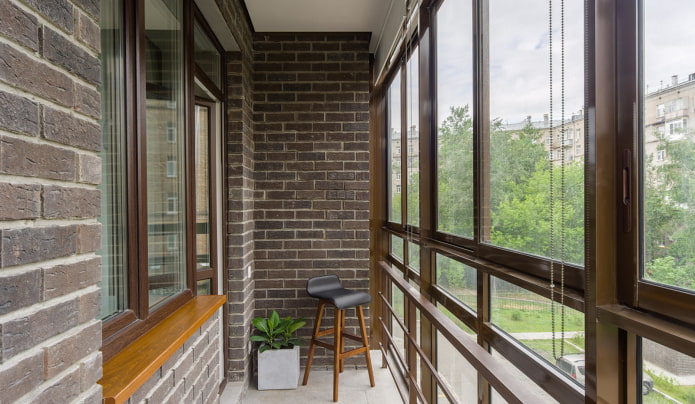 balcon avec revêtement en carreaux de clinker