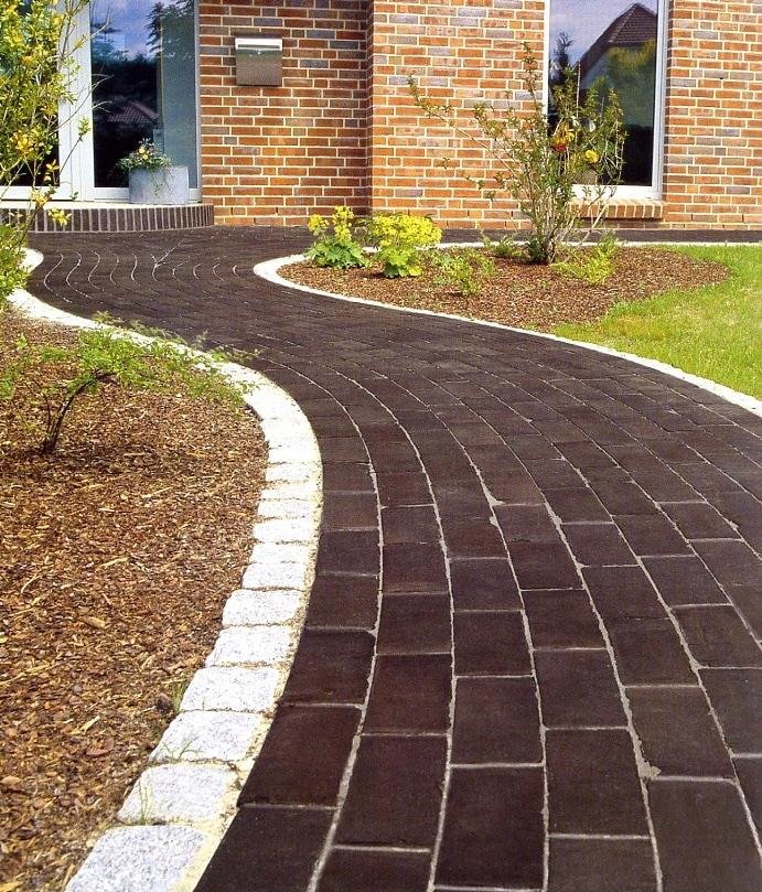 chemin avec revêtement de tuiles en clinker