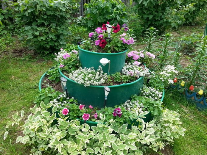 parterre de fleurs à plusieurs niveaux dans les tons verts