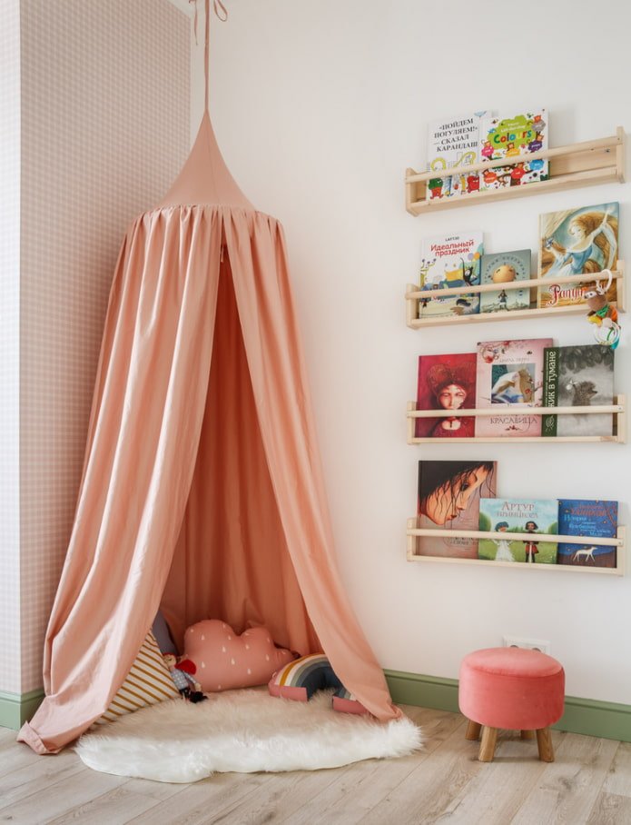 Étagères à livres dans une chambre d'enfant