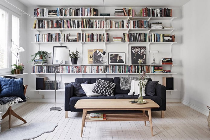 Étagères à livres dans un intérieur de style scandinave