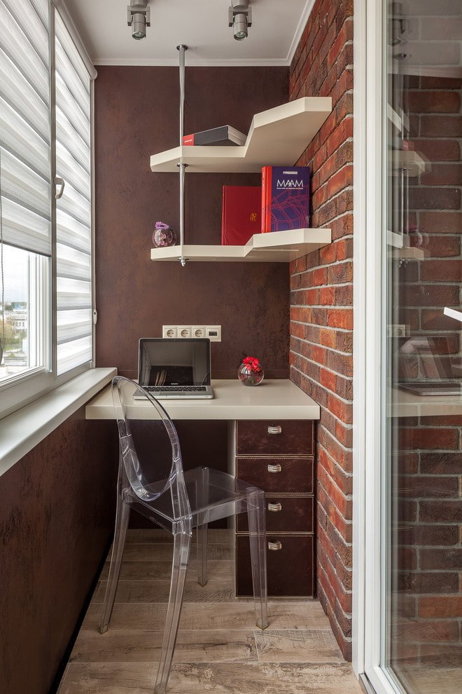 étagères à livres à l'intérieur du balcon