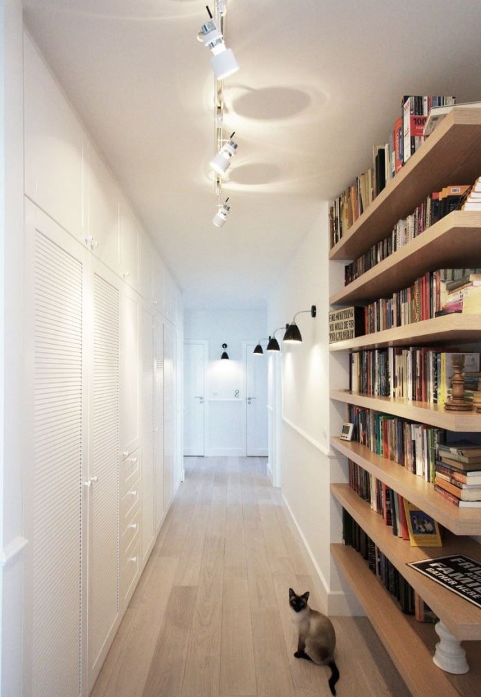 étagères à livres dans le couloir
