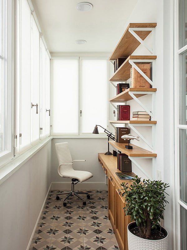 étagères à livres à l'intérieur du balcon