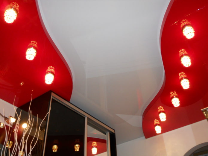 Structure de plafond tendu de couleur rouge et blanche
