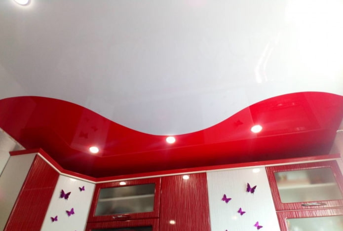 Structure de plafond tendu de couleur rouge et blanche