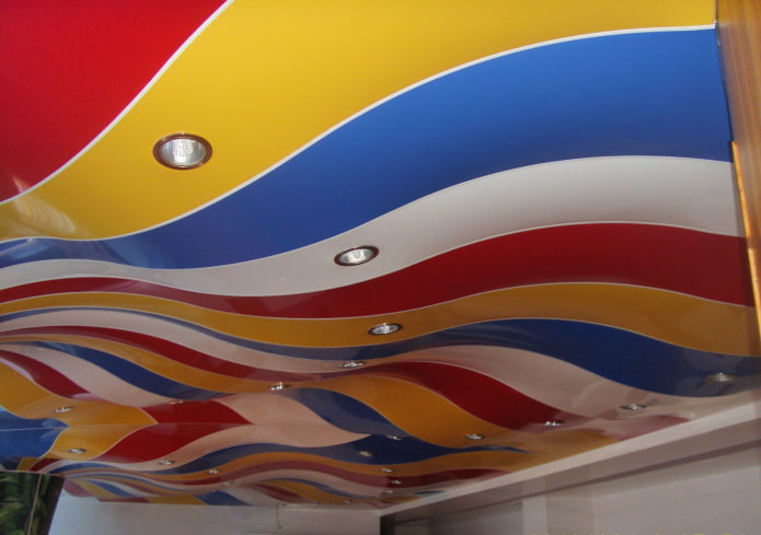 Structure de plafond multicolore