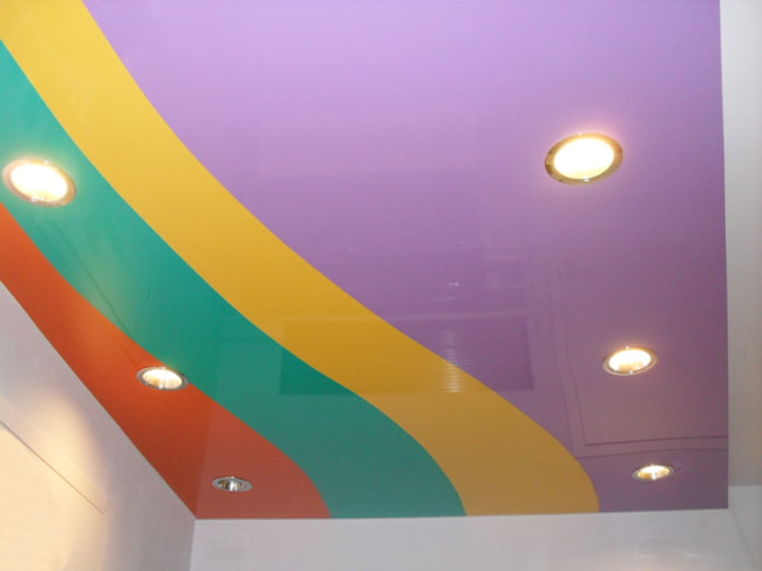 Structure de plafond multicolore