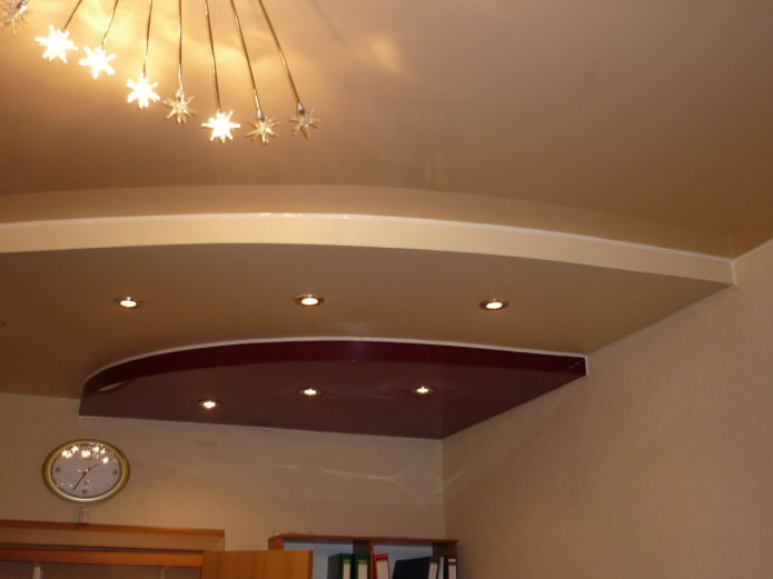 Structure de plafond à plusieurs niveaux