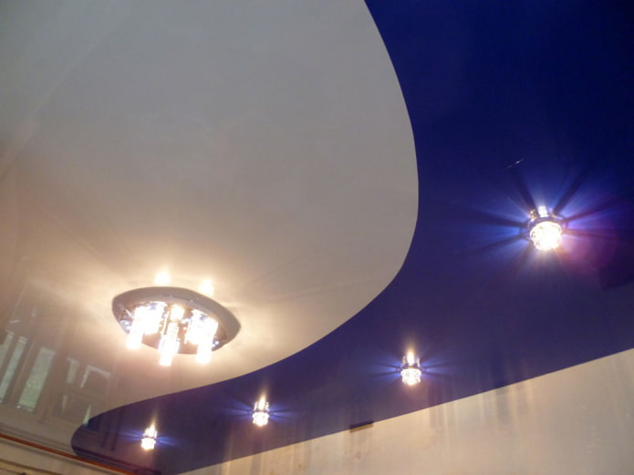 Structure de plafond tendu bleu et blanc