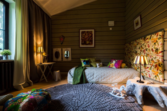 Aménagement d'une chambre mansardée pour adolescente