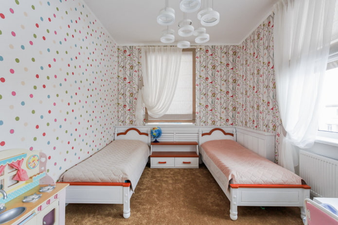 Agencement d'une chambre avec deux fenêtres pour deux filles