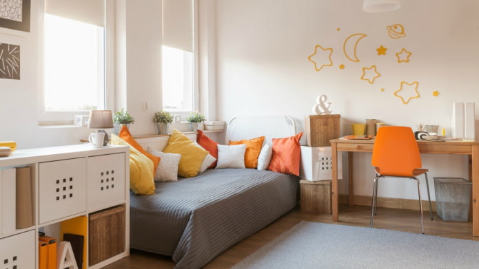Murs clairs dans la chambre d'enfant