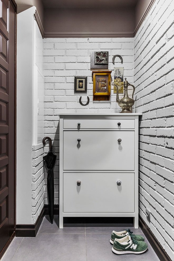 Commode à l'intérieur d'un petit couloir à l'intérieur d'un petit couloir