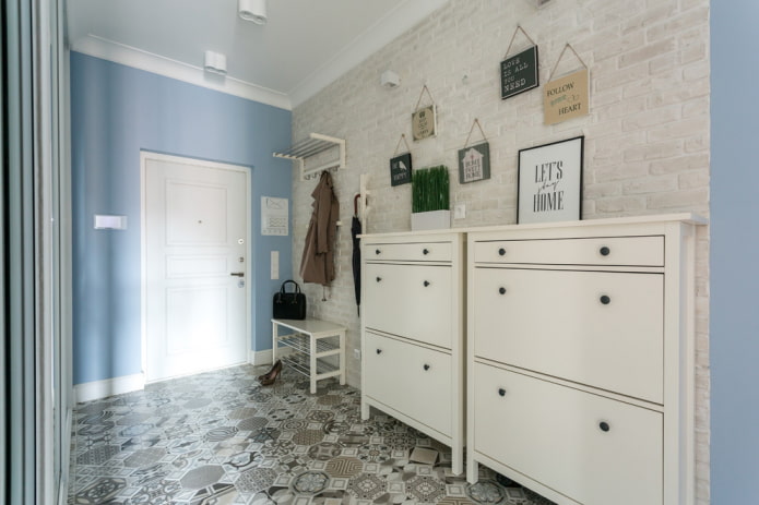 Commode à l'intérieur du couloir