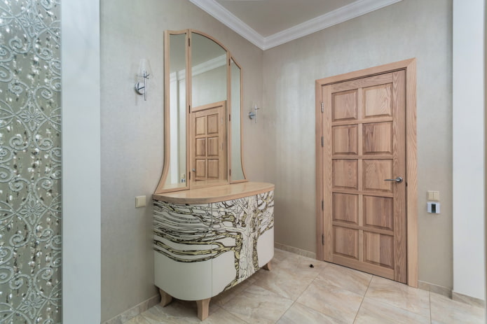 Commode avec miroir à l'intérieur du couloir