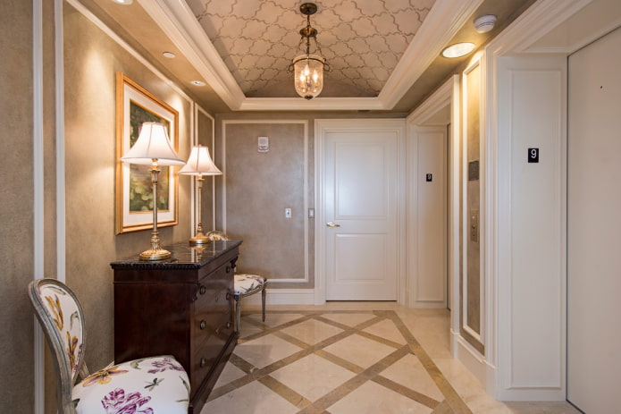 décoration d'une commode dans un couloir